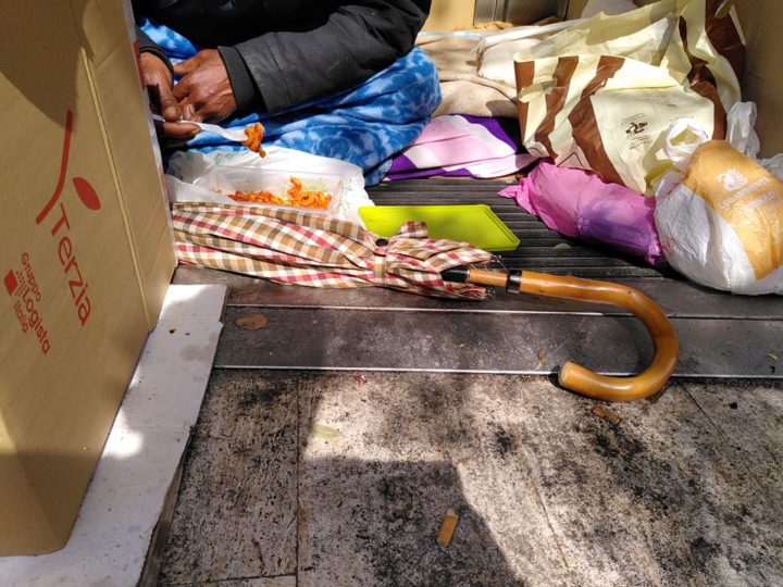 foto scattata da un volontario che assiste i senza fissa dimora