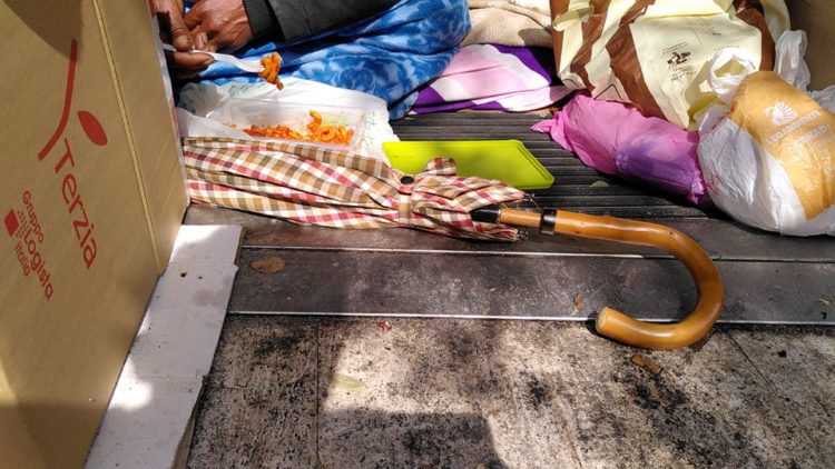 foto scattata da un volontario che assiste i senza fissa dimora