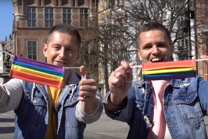 Regenbogen-Atemschutzmasken gegen LGBTQI-Feindlichkeit