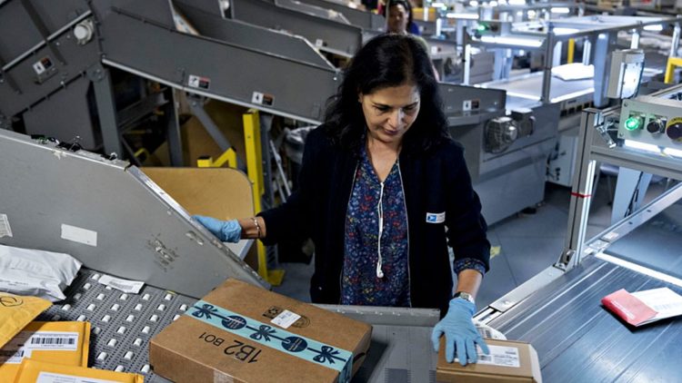 Una lavoratrice del Servizio Postale Americano