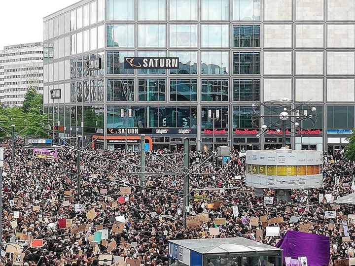 Manifestation silencieuse contre le racisme à Berlin