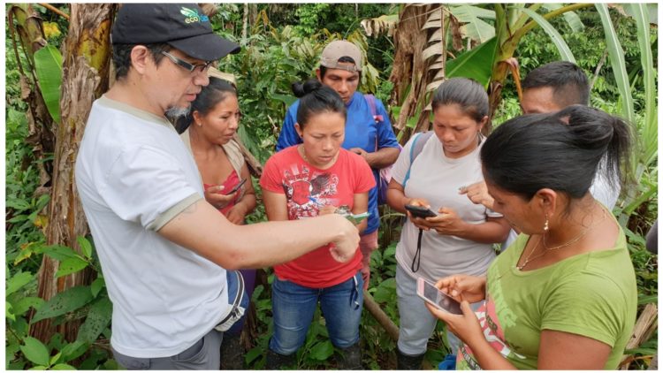 Veedores waorani, Ecuador, revisando información producto del monitoreo.