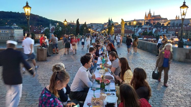 Prague, grande fête sur le pont Charles. Folie ou inspiration ?