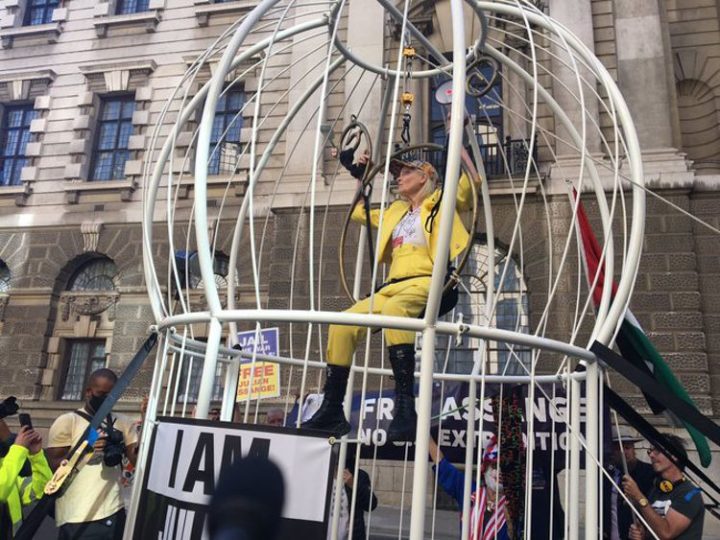Vivienne Westwood im Käfig für Assange