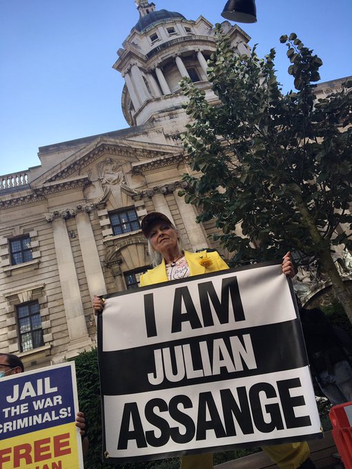 Vivienne Westwood im Käfig für Assange