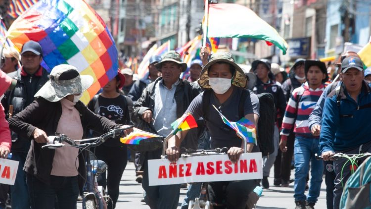 Bolivie : Tentative d'arrestation d'Evo et de mise hors la loi du MAS avant une victoire électorale imminente
