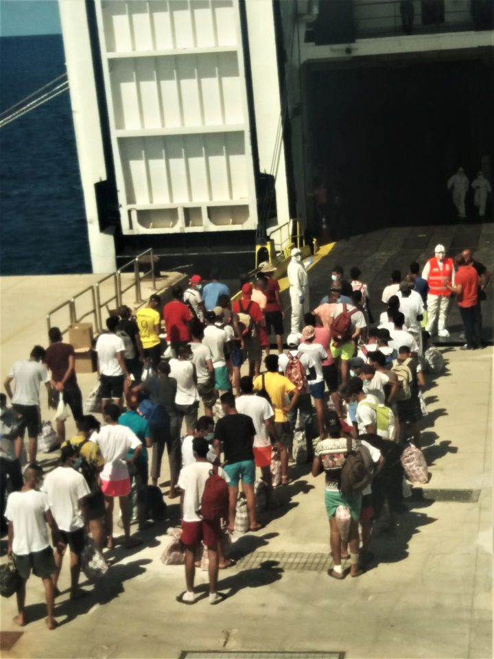 L’operazione di imbarco dei migranti