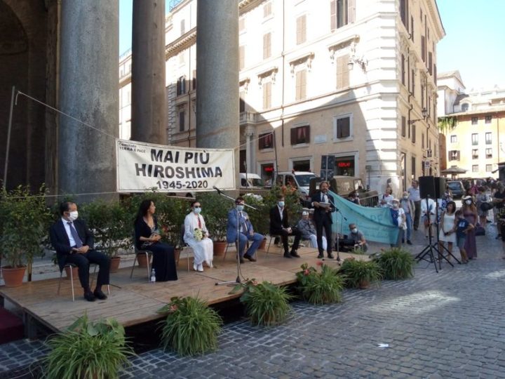Zum Gedenken an den 75. Jahrestag von Hiroshima am Pantheon von Rom