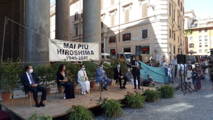 Zum Gedenken an den 75. Jahrestag von Hiroshima am Pantheon von Rom