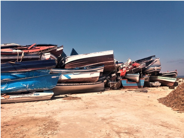 Il cosiddetto “Cimitero delle barche” a Capo Ponente. Qui sono ammassate le barche sequestrate. Altri due depositi di barche sono stati distrutti in un incendio doloso il 6 giugno scorso. 