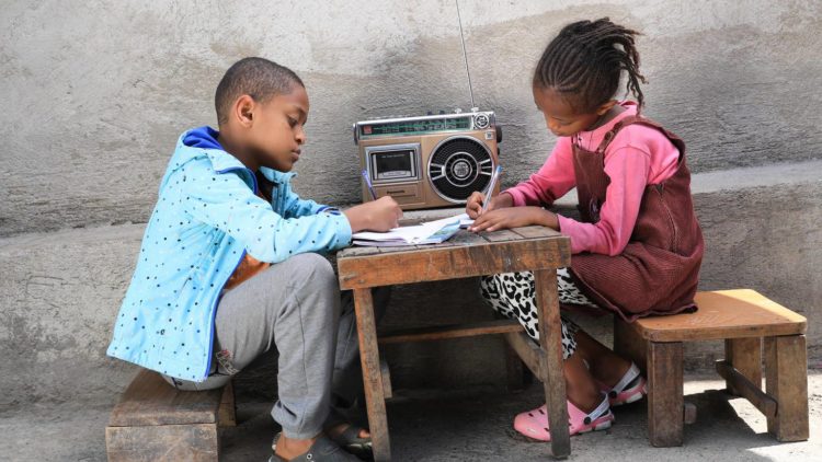 UNICEF dos estudiando