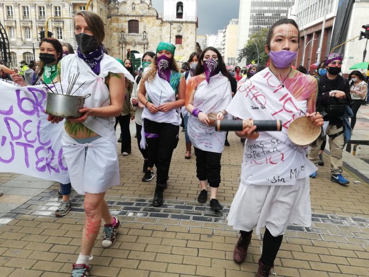 La capital colombiana se vistió de morado