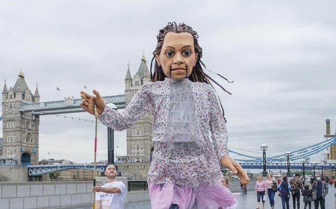 Riesenmarionette wird 8.000 km laufen, um auf die Notlage geflüchteter Kinder hinzuweisen