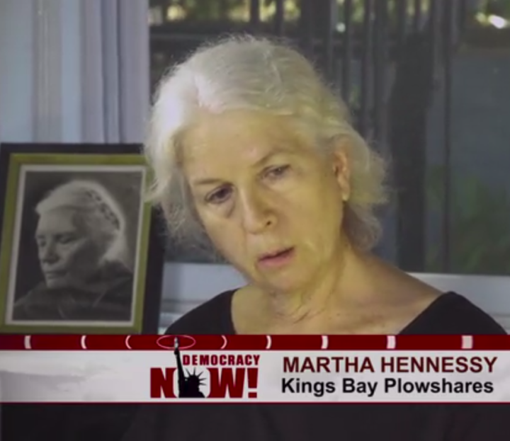 Martha Hennessy – „Kings Bay Plowshares“-Atomwaffenaktivistin – auf der Anklagebank