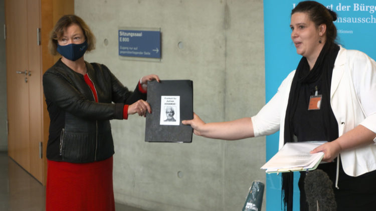 Fall Julian Assange: Aktivisten übergeben Petition an den Bundestag (Video)