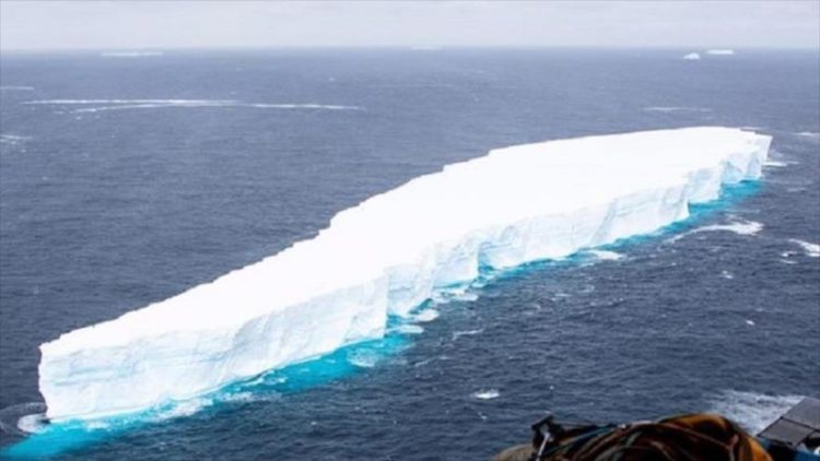 El iceberg más grande del mundo se parte en dos
