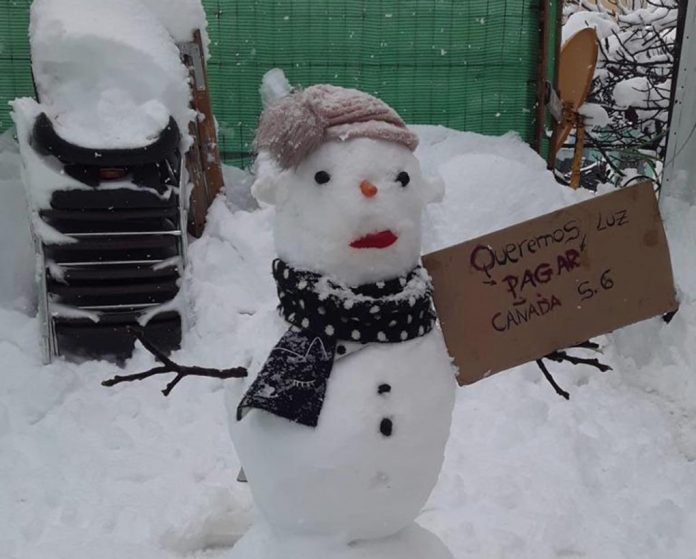 Un muñeco de nieve también pide la vuelta de la luz a Cañada. Foto: