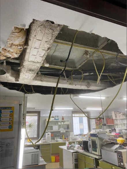Imagen del techo caído sobre un laboratorio del hospital madrileño Ramón y Cajal. / CCOO