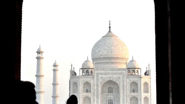 Foto Rubén Ayerra (Navarra) - CCO: El Taj Mahal es un mausoleo, construido en el siglo XVII, que esconde una bella y trágica historia de amor entre un emperador y su esposa. Está situado en Agra, estado de Uttar Pradesh, donde las leyes ahora persiguen el matrimonio entre hombres musulmanes y mujeres hindúes.