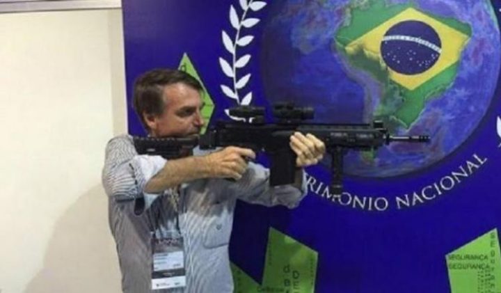 Bolsonaro spara