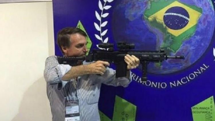 Bolsonaro spara