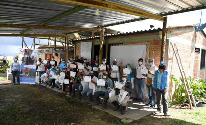 Colombia: en Huila, víctimas y victimarios siembran la paz