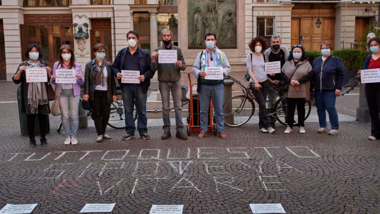Fotoreportage: Die Kampagne Gesundheit statt Waffen erobert die Straßen von Turin