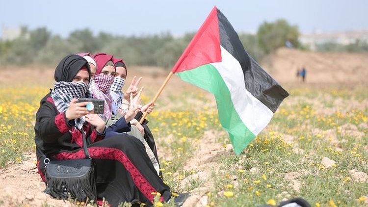 Ragazze con bandiera palestinese