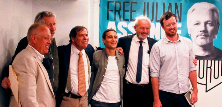 Le père et le frère de Julian Assange à New York pour réclamer la liberté du journaliste