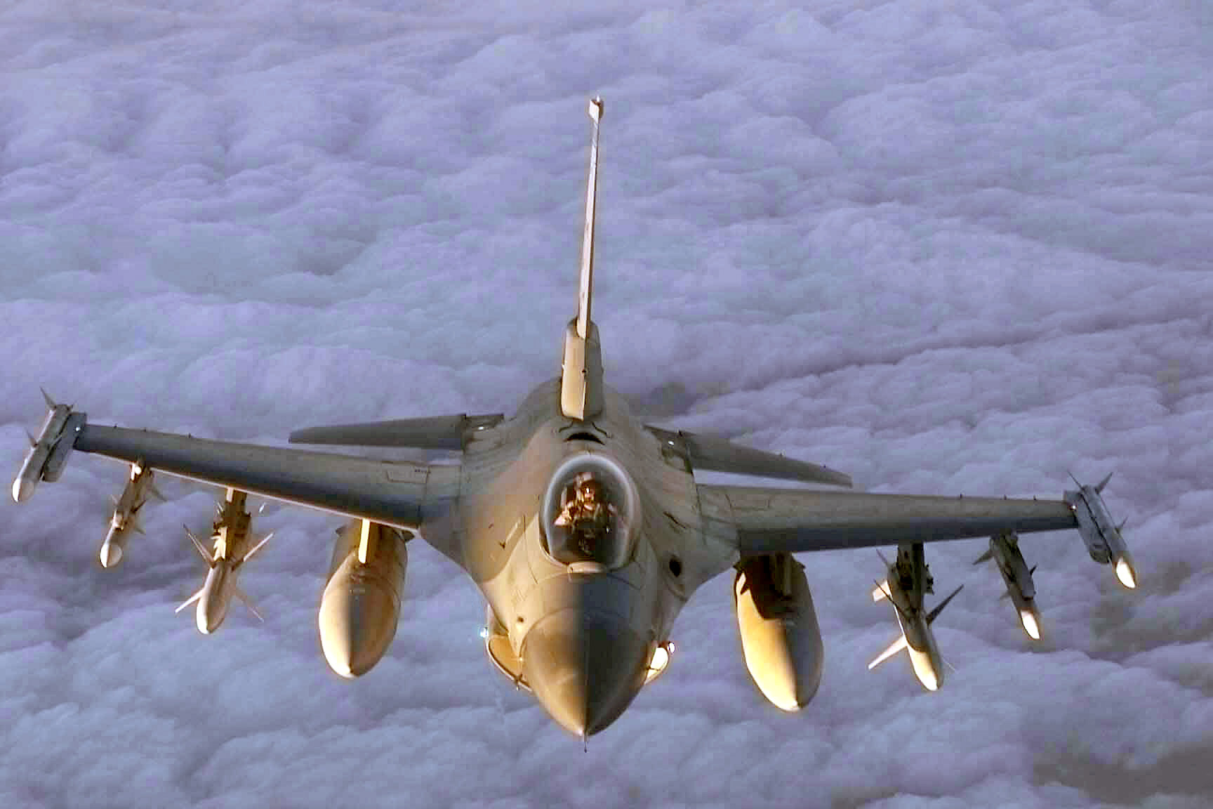 Истребитель людей. F16 истребитель. F-16 Fighting Falcon. Самолет военный. Военные самолеты США.
