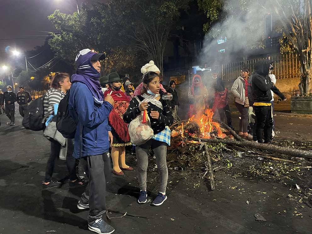 Personas atentas a la situación que se vivió cerca de la Casa de Cultura Ecuatoriana durante las manifestaciones.
