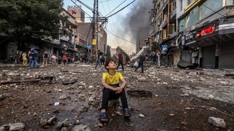 Rauch steigt aus einem 14-stöckigen Haus im Viertel Omar Al-Mukhtar im Gazastreifen auf.