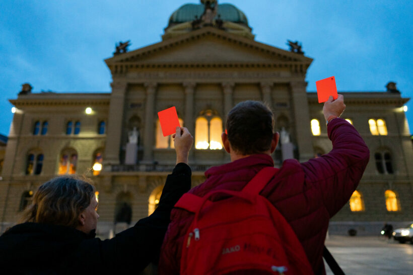 GSoA zeigt Bundesrat und Rüstungslobby an Kundgebung rote Karte