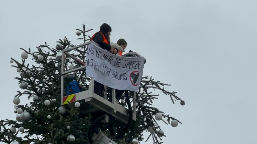 Weihnachtsbaum am Brandenburger Tor abgesägt - nur die Spitze