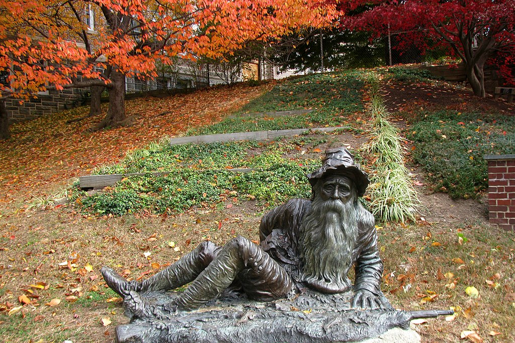 Entwicklung des Krieges in der Ukraine: Wer weckt die Schlafmützen endlich? Siegeswillen und Verachtung für die Diplomatie von Richard Falk Vorbemerkung: dies ist die dritte Wiederholung eines Essays, der zuvor auf Counterpunch und Transcend Media Service (TMS) online erschien. Das Hauptargument ist: kriegstreiberische Geopolitik im Nuklearzeitalter bedroht das Überleben unserer Spezies und unterdrückt die Notwendigkeit von Sofortmaßnahmen, mit denen man nachhaltige Formen der Bewohnbarkeit des Planeten Erde wieder herstellen kann. Seit dem Beginn des Krieges in der Ukraine am 24. Februar 2022 bestand die Antwort der NATO, hauptsächlich formuliert und durchgeführt von den Vereinigten Staaten von Amerika, darin, Unmengen Öl ins Feuer zu gießen, den Konflikt anzustacheln, Russland und seinen Führer zu schmähen sowie das Ausmaß der Gewalt, das menschliche Leid und die Gefahr einer verheerenden Katastrophe zu steigern. Nicht nur, dass Washington die ganze Welt zu einer Verurteilung der russischen „Aggression“ verpflichtete, es lieferte auch noch einen unablässigen Strom moderner Waffensysteme in großen Stückzahlen an die Ukrainer, damit diese den russischen Angriffen standhalten und sogar Gegenangriffe starten konnten. Die USA unternahmen alles in ihrer Macht Stehende, um in den Vereinten Nationen und anderswo eine breite Strafkoalition aufzubauen, die internationalen Sanktionen gegen Russland unterstützen sollte, und als dieser Versuch nicht genügend Unterstützer fand, griffen sie zu einer Reihe nationaler Sanktionen. US-Präsident Joe Biden brach das diplomatische Protokoll, indem er Wladimir Putin dämonisierte und ihn einen notorischen Kriegsverbrecher nannte, der nicht regierungsfähig sei, auf die Anklagebank gehöre und verurteilt werden solle. Dieser stetige aufwieglerische Strom staatlicher Propaganda wurde von sich selbst zensierenden westlichen Medien getreulich aufgenommen und verbreitet. Diese trugen so dazu bei, in der westlichen Öffentlichkeit eine Kriegsbegeisterung zu schüren, anstatt Rufe nach diplomatischen Lösungen. Das geschah vor allem durch eine tägliche bildliche und lebhafte Darstellung der Kriegsgräuel, die die ukrainische Bevölkerung erleiden muss. Das war genau das Gegenteil dessen, was die Medien sonst bei Kriegsberichterstattung taten. Im Fall der US-geführten Interventionen zum Umsturz von Regierungen und der außergesetzlichen kollektiven Strafmaßnahmen Israels gegen die Palästinenser waren die Medien angewiesen, solche Berichte und Bilder nicht zu verbreiten. Dieses ungebührliche provokative Verhalten wird, wenn man die weiteren strittigen Punkte betrachtet, unterstrichen von einem neu entdeckten west-orientierten Enthusiasmus für den Internationalen Strafgerichtshof (IStGH). Das Gericht wird gedrängt, möglichst schnell möglichst viele Beweise für mutmaßliche russische Kriegsverbrechen zu sammeln. Diese auf das Recht orientierte Haltung steht in Widerspruch zu der heftigen Ablehnung der Bemühungen des IStGH in der Vergangenheit, Beweise für Ermittlungen wegen Kriegsverbrechen von Nicht-Signatarstaaten (Russland ist einer davon) im Zusammenhang mit der Rolle der USA in Afghanistan oder der Rolle Israels im besetzten Palästina zu sammeln. Bis zu einem gewissen Grad war eine solche Einseitigkeit der Darstellung zu erwarten und sogar gerechtfertigt angesichts der russischen Aggression, die zwar durch unverantwortliches Handeln provoziert wurde, aber dennoch einen Verstoß gegen die grundlegendste Norm des Völkerrechts darstellte. Dennoch ist die Intensität dieser Reaktion der NATO bezüglich der Ukraine auf gefährliche Weise verwoben mit einem unverantwortlichen und amateurhaft geführten Krieg, den die USA gegen Russland und indirekt gegen China führen. Bislang ist das ein Krieg, der ohne Waffen gefochten wird, aber dennoch mit einer großen potentiellen Auswirkung auf die Struktur und die Prozesse der nach dem Kalten Krieg entstandenen Weltordnung, und der weiter kompliziert wird durch den Aufstieg Chinas zu einer Regionalmacht und wahrscheinlich sogar zu einem globalen Rivalen für die Dominanz der USA. Solch ein geostrategischer Krieg verläuft unter unbekannten geschichtlichen Bedingungen. Er wird ohne jegliche Beachtung der allgemeinen Sicherheitsinteressen der Menschen geführt, und in einem tiefen und perversen Sinne sogar gegen das Wohlergehen und das Schicksal der Ukraine und ihrer Bevölkerung. Obwohl diese Merkmale im Ukrainekrieg vorhanden sind, betrachten westliche Beobachter den Konflikt weiterhin mit einem zugedrückten Auge. Selbst Stephen Walt, ein moderater, vernünftiger, selbsternannter realistischer Kommentator US-amerikanischer Außenpolitik und derzeit ein umsichtiger und überzeugender Kritiker von Joe Bidens Versäumnis, sein Bestes zu geben, um den blutigen Zusammenstoß vom Schlachtfeld wieder zurück ins Feld der Diplomatie zu holen, selbst er stimmt in den Chor der Kriegslüsternen ein, indem er irreführend und ohne Einschränkung behauptet, „Russlands Invasion in der Ukraine ist illegal, unmoralisch und nicht zu rechtfertigen“ [Walt, “Why Washington Should Take Russian Nuclear Threats Seriously,” Foreign Policy, May 5, 2022] Es ist nicht so, dass eine solche Charakterisierung falsch wäre, aber wenn sie nicht durch Erklärungen über die Zusammenhänge ergänzt wird, verleiht sie der auf Krieg gerichteten selbstgerechten Mentalität der Präsidentschaft Joe Bidens Glaubwürdigkeit, und schützt zugleich das Ausmaß des geopolitischen Krieges vor einer Überprüfung. Vielleicht nahmen Walt und andere ähnlich gesinnte Autoren diese Haltung ein als taktisches Zugeständnis zu der Sicht Washingtons auf die Ukraine-Krise, das es ihnen ermöglichen sollte, einen faustischen Handel der Selbstgerechtigkeit als Auftakt vorzuschlagen für die Unterstützung einer diplomatischen Haltung zur Beendigung des Ukraine-Krieges und zur Aufgabe des höchst gefährlichen militaristischen Weges zu einem Sieg für die Ukraine und einer Niederlage für Russland. Vielleicht formuliert Walt seine Argumente so, um einen Sitz am Tisch einflussreicher Zuhörer in Washington zu ergattern. Verständlicherweise in dem Glauben, dass ihre eindringlichen Warnungen vor den wachsenden Eskalationsgefahren und zur Verbesserung der Chancen der Befürwortung der Diplomatie sonst nicht einmal von den außenpolitischen Insidern, die die Regierung Biden/Blinken, beraten, Gehör finden würden. Um es klar zu sagen: selbst wenn man behaupten kann, dass Russland/Putin einen Krieg losgetreten habe, der rechtswidrig, unmoralisch und ungerechtfertigt sei, so bleibt doch der weitere geopolitische Zusammenhang unabdingbar, wenn in der Ukraine Frieden wiederhergestellt und eine weltweite Katastrophe vermieden werden soll. Zum einen kann der russische Angriff so falsch sein, wie es behauptet wird, dennoch entspricht er einem etablierten geopolitischen Verhaltensmuster, das die USA in einer Reihe von Kriegen weitgehend selbst geschaffen haben, beginnend mit dem Vietnamkrieg, und insbesondere in jüngerer Zeit mit dem Kosovokrieg, dem Afghanistankrieg und dem Irakkrieg. Keiner dieser Kriege war legal, moralisch und vertretbar, obwohl jeder von ihnen eine geopolitische Begründung hatte, die sie für die außenpolitischen Eliten der USA und ihre engsten Bündnispartner hinreichend erstrebenswert erscheinen ließ, dass sie es wert seien, geführt zu werden, obwohl sie diese Normen verletzten. Natürlich ergibt zweifaches Unrecht kein Recht, aber in einer Welt, in der geopolitische Akteure eine Lizenz dazu haben, vitale strategische Interessen innerhalb traditioneller Einflusssphären zu verfolgen, ist es objektiv nicht vertretbar, Russland so selbstgerecht zu verurteilen, ohne zu berücksichtigen, was die USA seit Jahrzehnten auf der ganzen Welt tun. Anthony Blinken mag den Medien erzählen, dass die Einflusssphären der Ära nach dem Zweiten Weltkrieg der Vergangenheit angehörten, aber er muss jahrzehntelang geschlafen und nicht bemerkt haben, dass das 1945 von der Sowjetunion, den Vereinigten Staaten und dem Vereinigten Königreich geschlossene Abkommen von Jalta über die Zukunft Europas gerade auf der ausdrücklichen Bekräftigung solcher Bereiche beruhte. Diese Bereiche haben im Rückblick, so geschmacklos es auch sein mag, ein gewisses Verdienst, sie haben nämlich den Kalten Krieg davor bewahrt, zur Katastrophe aller Katastrophen, den III. Weltkrieg auszuarten. Der wäre mit Atombomben geführt worden, die wesentlich stärker waren als die, welche die Städte Hiroshima und Nagasaki und ihre Bewohner auf so entsetzliche Weise in Schutt und Asche gelegt haben. Eine derartige Beeinträchtigung der Souveränität dieser Grenzländer ist charakteristisch für die oft tragischen Vorrechte, die von sogenannten Großmächten in der Geschichte der internationalen Beziehungen beansprucht wurden, nicht zuletzt von den Vereinigten Staaten durch die Monroe-Doktrin und ihre Erweiterungen. In diesem Sinne befindet sich die Ukraine in der seit langem nicht beneidenswerten Lage Mexikos, ja ganz Lateinamerikas. Viele Jahre zuvor hatte der berühmte mexikanische Dichter Octavio Paz die Tragödie seines Landes mit den Worten beschrieben „so weit entfernt von Gott und doch so nahe an den USA …“ UNO und Völkerrecht als Vehikel der Geopolitik Nachdem es George W. Bush 2003 nicht gelungen war, die Genehmigung des UN-Sicherheitsrats für den Einsatz von Gewalt gegen den Irak zu erhalten, die nicht der Verteidigung diente, sondern zu einem Umsturz der Regierung, erklärte er in einem aufschlussreichen Anfall von Frustration, dass die UNO ihre "Relevanz" verlieren würde, wenn sie sich dem amerikanischen imperialen Aktionsplan nicht anschließen würde, und das hat sie auch getan. Die Unklarheit in Bezug auf das Völkerrecht ergibt sich aus der Zweideutigkeit der UN-Charta, in der festgelegt ist, dass jede nicht zur Verteidigungszwecken dienende Gewaltanwendung verboten ist. Diese Position wird durch das geänderte Römische Statut des Internationalen Strafgerichtshofs noch verstärkt, in dem "Aggression" als Verbrechen gegen den Frieden erklärt wird, während den fünf ständigen Mitgliedern des UN-Sicherheitsrats ein Vetorecht eingeräumt wird. Wie kann dieses Vetorecht dieser fünf Staaten, das jede Entscheidung des Sicherheitsrats blockiert, die ihren strategischen Interessen zuwiderläuft, mit der UN-Charta und dem völkerrechtlichen Verbot von Angriffskriegen in Einklang gebracht werden? Natürlich war Bushs Frustration insofern extremer, als er erwartete, dass der Sicherheitsrat seinen geplanten rechtswidrigen Angriffskrieg gegen den Irak abnicken würde, d.h. in einem Anfall unipolarer Arroganz erwartete dieser US-Präsident, dass sogar die Vetomächte sich anschließen und der Angriffskoalition USA/Großbritannien durch die Zustimmung der UNO Legitimität verleihen würden. Als dies nicht eintrat, änderten die Vereinigten Staaten nicht ihre Kriegspläne, sondern griffen zu dem Mittel, die UN fallen zu lassen [finanziell auszutrocknen, Anm. d. Übers.]. Das Recht auf Ausnahmen, wie es im verfassungsmäßigen Rahmen der UN festgelegt ist, stellt keine seltsame Anomalie dar, und das Scheitern von Bushs Vorschlag war eine ungewöhnliche Abfuhr für die imperiale Geopolitik, die nach dem Kalten Krieg florierte. Selten wurde bemerkt, dass solche Entwicklungen indirekt durch die Erfahrungen mit dem Völkerstrafrecht nach 1945 vorweggenommen wurden, das von den Nürnberger Prozessen bis heute dominante geopolitische Akteure von der Rechenschaftspflicht befreit hat, selbst für so unglaubliche Taten wie den Abwurf von Atombomben auf überwiegend zivile Ziele am Ende des Zweiten Weltkriegs. Diese Grauzone, die Gesetz und Macht von einander trennt, ist weiterhin ein allseits akzeptierte Spielwiese für geopolitische Akteure, die nie so gefährlich ist wie in Zeiten, in denen ihre Vorrechte, Ausrichtungen und Beschränkungen im Wandel begriffen sind. Die Herausforderungen durch Russland und China kann man im besten Sinne als Versuch interpretieren, die geopolitische Bipolarität (oder verändert als Dreipolarität) wieder herzustellen, die nach dem Zerfall der Sowjetunion zusammengebrochen ist. Diese Situation führte dazu, das die Vereinigten Staaten das entstandene Machtvakuum mit einer militaristischen/neoliberalen Form geopolitischen Managements füllten, die aus der vollständigen Dominanz der Kriegsinstrumente und dem ideologischen Beharren darauf bestand, dass die Legitimität der internen politischen Ordnung eines souveränen Staates von der Befolgung einer marktorientierten Logik der Dominanz des Privatsektors im Inland und auf internationaler Ebene abhänge, dem so genannten „Konsens von Washington“. Abgesehen von der Frage, wie und wann der Krieg in der Ukraine enden wird, ist die bedeutsame offene Frage, ob die geopolitische Weltordnung, die auf der Vorherrschaft der USA beruht, bestätigt oder verändert wird. Wird sie bestätigt, wird die Dauer der Unipolarität, die auf den Kalten Krieg folgte, verlängert. Wird sie verändert, wird sie eine neue Ära der Geopolitik einleiten, die einen neuen Rahmen meta-rechtlicher Übereinkommen erfordert. In jedem Fall besteht zusätzlich die Ungewissheit, ob die Weltordnung nach dem Ukrainekrieg auf Kooperation und auf die Produktion globaler Gemeingüter oder auf Streben nach Vorherrschaft und konfliktreiche Prioritäten ausgerichtet sein wird. Geopolitische Praxis: Umsichtig oder unverantwortlich Diese Erwägungen sollen Russland nicht verteidigen geschweige denn entlasten, sondern aufzeigen, dass der Kontext der Weltordnung, in deren Rahmen der Ukrainekrieg stattfindet, zutiefst problembehaftet ist in Bezug auf die normativen Autoritätsansprüche der USA/NATO, vor allem wenn sie auf so parteiische Weise erhoben werden. In den heutigen geopolitischen Beziehungen treten, anders als in normalen zwischenstaatlichen oder internationalen Beziehungen, Präzedenzfälle und Großmacht-Erfahrungen im Allgemeinen, zumindest in Fragen des Friedens, der nationalen Sicherheit und der öffentlichen Wirtschaftspolitik, an die Stelle von Normen und regelgesteuertem Verhalten. Was die USA als rechtmäßig für sich in Anspruch nehmen und tun, kann später von anderen souveränen Staaten auch getan werden, insbesondere von Staaten, die einen gewissen geopolitischen Anspruch haben. Anthony Blinken hat wieder einmal den internationalen Diskurs verfälscht, indem er die falsche Behauptung aufstellte, dass die Vereinigten Staaten im Gegensatz zu ihren Gegnern China und Russland sich an das regelgesteuerte Verhalten genau so hielten wie an die Regeln zwischen "normalen Staaten", wenn es um lebenswichtige strategische Interessen gehe. Um eine klarere und objektivere Perspektive über Aspekte des russischen Verhaltens in der Ukraine zu gewinnen, scheint es angebracht, auf den eindeutig rechtswidrigen NATO-Krieg von 1999 zurückzublicken. Dieser nicht-defensive Krieg, der nicht von den Vereinten Nationen genehmigt war, zerbrach Serbien, indem er das behauptete Recht des Kosovo auf Abspaltung, einschließlich politischer Unabhängigkeit und territorialer Souveränität mit Anwendung von Zwangsmitteln unterstützte. Diesen Vorbildfall Kosovo sollte man berücksichtigen, bevor man die Annexion von vier Teilen der Ostukraine durch Russland kritiklos verurteilt, die angesichts des angeblichen serbischen Missbrauchs als Ausübung des Selbstbestimmungsrechts rationalisiert und angeblich durch die Durchführung weithin verurteilter Referenden bestätigt wurde. Doch auch hier ist ein Verständnis des vergangenen geopolitischen Verhaltens lehrreich. Der militärische Sieg der NATO wurde nicht von einem Referendum aufgehalten, bevor die Abspaltung des Kosovo vollzogen worden war. Es geht nicht darum, alle Unterfangen, die ohne rechtliche Befugnis durchgeführt werden, zu verdammen, indem man anerkennt, dass es Extremfälle geben mag, in denen die Zerstörung bestehender Staaten aus humanitären Gründen gerechtfertigt sein kann, und andere, in denen das nicht der Fall ist. Aber zu behaupten, Russland habe die Grenzen des Rechts übertreten, in einem Kontext, in dem Macht in ähnlichen Fällen permanent das Verhalten und politische Ergebnisse geformt hat, das bereitet die Öffentlichkeit auf einen größeren Krieg vor, anstatt sie dazu zu bringen, einen diplomatischen Kompromiss zu suchen und dafür pragmatisch aufgeschlossen zu sein. In der Tat plädiere ich für die Weisheit und Tugend geopolitischer Demut und Selbstbeschränkung: Verurteile nicht von anderen, was Du selbst getan hast, oder erkläre zumindest ohne Anfeindungen, was der Unterschied zwischen sagen wir Donbas und Kosovo ist, der das erstere rechtswidrig und illegitim und das letztere rechtmäßig und legitim macht. Bei der Komplexität interner Kämpfe einer bedrängten ethnischen oder religiösen Minderheit ist es gleicherweise hilfreich, anzuerkennen, dass Moskau und Washington die gleichen Realitäten in Donbas und Kosovo gegensätzlich „sehen“. Den Ukrainekrieg in diesen Zusammenhängen zu verstehen, ist meines Erachtens nach äußerst wichtig, da das Verständnis dazu führt, dass das derzeitige Sammeln moralischer, rechtlicher und politischer Begründungen für die Verurteilung, Aufmerksamkeit und Energie von ansonsten vernünftigen, umsichtigen und pragmatischen Vorgehensweisen abzieht, aufhört. Letztere haben von Tag Eins des Angriffs auf die Ukraine die kluge Einsicht unterstützt, dass alles für eine sofortige Waffenruhe und darauf folgende Verhandlungen über dauerhafte politische Kompromisse nicht nur zwischen Russland und der Ukraine, sondern auch zwischen Europa/USA und Russland getan werden müsse. Dass die US-Regierung bis zum heutigen Tag nie ein derartiges Interesse gezeigt hat, und noch weniger bemüht war, das Blutvergießen und die Zerstörung durch Unterstützung diplomatischer Ansätze zu stoppen, in Angesicht steigender Kosten und Eskalationsgefahren, die mit der Verlängerung der Kampfhandlung in der Ukraine verbunden sind. Solch eine geopolitische Rücksichtslosigkeit sollte das Gewissen aller friedensliebenden Menschen und Patrioten der Menschlichkeit überall auf der Welt aufrütteln. Über die unmittelbaren Kampfgebiete hinaus tragen derzeit viele gefährdete Gesellschaften weltweit die katastrophalen Kosten, die durch die Übertragungseffekte (Spill-over) des Krieges entstehen, die durch die antirussischen Sanktionen und ihre starken Auswirkungen auf die Nahrungsmittel- und Energieversorgung und die Preisgestaltung noch verstärkt werden. Eine zutiefst beklagenswerte Lage, die sich im Laufe des Krieges noch verschlimmern und sich in den kommenden Wintermonaten wahrscheinlich noch verschärfen wird. Darüber hinaus bringt sie nun auch den Einsatz von Atomwaffen in greifbare Nähe, da Putins Alternativen sich auf seine persönliche Bereitschaft verengen könnten, die Verantwortung für eine russische Niederlage zu übernehmen oder seinen Status als autokratischer Führer aufzugeben. Obwohl Biden bei seinem aggressiven Vorgehen zur Durchsetzung der Siegesambitionen der Ukraine kein bisschen nachgibt, räumt er selbst ein, dass ein Einsatz auch nur einer einzigen taktischen Atomwaffe in der Ukraine mit ziemlicher Sicherheit zu einem Armageddon führen würde. Diese paradoxe Dualität (eine Kombination aus der Eskalation des Krieges und der Angst davor, wohin er führen könnte) scheint eher eine sinnlose Umarmung geopolitischen Wahnsinns zu sein als eine ernüchternde Bilanzierung der widersprüchlichen düsteren Realitäten, um die es in der Ukraine geht. Wir können uns fragen, wann dieser Rip Van Winkle unserer Zeit die Augen aufmachen wird für die Realitäten des Atomzeitalters? [Rip van Winkle ist eine amerikanische Sagengestalt. Der Soldat Rip van Winkle kehrt nach dem Bürgerkrieg heim, unterwegs wird er von tiefer Müdigkeit befallen und legt sich unter einen Baum schlafen. Als er wieder erwacht, sind 20 Jahre vergangen und er findet sich in einer vollkommen veränderten Welt wieder, Anm. d. Übers.] Wie immer: Taten sagen mehr als Worte. Angesichts zunehmender öffentlich – besonders in Europa ertönender Rufe nach Verhandlungen, antwortete Anthony Blinken mit seinen gewohnten schwachen Ausflüchten. In diesem Fall behauptete er, die Ukraine als Opfer der russischen Aggression habe das alleinige Recht, eine diplomatische Lösung zu anzustreben, und die USA würden weiterhin die maximalen Kriegsziele der Ukraine unterstützen, angeblich so lange es dauern möge und koste es was es wolle, einschließlich der Ausweitung des Krieges auf das Ziel der Rückeroberung der Krim, deren Wiedereingliederung nach Russland seit dem Jahr 2014 international weitgehend akzeptiert wird. Auch in Bezug auf die Kriegsführung spielt der Kontext eine Rolle. Die große Eskalation innerhalb eines Monats nach der Sabotage der Nord Stream1 und 2 Gaspipelines nach Europa, die Blinken erneut durch diesen Sabotageakt außerhalb des Kriegsgebietes verwechselt, indem er sie als «eine enorme Chance» bezeichnete, Russland zu schwächen und Europa zu zwingen, seine Bemühungen, um Energieunabhängigkeit zu intensivieren. Eine solche Operation, die von den USA ursprünglich – was nicht plausibel war - Russland zugeschrieben wurde, später aber mehr oder weniger als Teil der Ausweitung des Krieges anerkannt wurde, indem man sich auf den Begriff «terroristische» Kampftaktiken stützte. Der letzte Akt von Staatsterrorismus ist der Selbstmordanschlag auf die strategisch wichtige Brücke über die Straße von Kertsch am 7. Oktober, zwischen der Krim und Russland, ein großes Infrastrukturprojekt aus Putins Regierungszeit, und ein symbolischer Ausdruck der Wiedereinbindung der Krim in Russland. Sie dient als Nachschubweg für die russischen Truppen, die in der Südukraine kämpfen. Diese Ausweitung der Kampfzone und Kampftaktiken über das Gebiet der Ukraine hinaus tragen die Handschrift der CIA und sollen offenbar der Ermutigung der ukrainischen Entschlossenheit dienen, alles für einen entscheidenden Sieg zu tun, und senden Putin unmissverständliche Signale, dass die USA gegenüber einer verantwortungsvollen Geopolitik des Kompromisses nach wie vor nicht empfänglich sind. Biden weigert sich angeblich sogar, auf Putins Vorschlag, dass die beiden Staats- und Regierungschefs auf dem G20-Treffen in Indonesien über ihre Differenzen sprechen sollen, positiv zu reagieren. Seine charakteristische Antwort war eine trotzige Ablehnung, die nur noch einmal überdacht würde, wenn sich das Treffen auf die Aushandlung der Freilassung einer amerikanischen Profi-Basketballspielerin beschränkte, die in Russland wegen Drogendelikten festgehalten wird. Der Zorn der USA über Saudi-Arabien wegen der Drosselung seiner Erdölförderung ist ein weiteres Zeichen des Festhaltens an einem Siegesszenario in der Ukraine sowie eine Reaktion auf den saudischen Widerstand gegen die US-Hegemonialpolitik bei der gemeinsamen Verwaltung der OPEC+ mit Russland. Angesichts solcher Provokationen ist es wenig überraschend, dass Russland zurückschlägt, indem es seine Version von „Furcht und Schrecken“ auf die zivilen Zentren von zehn ukrainischen Städten loslässt, auch wenn es in höchstem Maße rechtswidrig und unmoralisch ist Das sind die Teufelskreise der Eskalation, die für die Gesetzlosigkeit der großen Kriege charakteristisch sind! Die Vernachlässigung der einschlägigen und beschämenden amerikanischen Präzedenzfälle im Irak und Afghanistan ist ebenfalls ein wesentlicher Faktor für die Aufrechterhaltung einer Kriegsmentalität im Belagerungszustand. Schlussbemerkungen: Immer lauert irgendwo in Hintergrund der geopolitische Opportunismus der USA, auf Kosten der Ukraine und der ganzen Welt. Das heißt das Streben, Russland zu bezwingen und China von dem Versuch abzuhalten, die vorherrschende Unipolarität, die nach dem Zerfall der UdSSR im Jahr 1992 eingetreten ist, in Frage zu stellen. Diese große Investition in ihre militaristische Identität als alleiniger „globaler Staat“ erklärt am besten die cowboyhafte Herangehensweise an die atomaren Gefahren und die zig Milliarden Dollar, die für die Unterstützung der Ukraine ausgegeben werden, und das in einer Zeit, in der internes Leid in den USA und anderswo mit einem so kostspieligen und gefährlichen Ausdruck internationaler Übermacht koexistiert. Ein solch tragisches politisches Drama entfaltet sich, während die Völker der Welt und ihre Regierungen zusammen mit den Vereinten Nationen diesem schrecklichen Schauspiel zusehen und scheinbar hilflose Zeugen sind, um nicht nur dem Gemetzel Einhalt zu gebieten, sondern auch ihr Bestes zu tun, um das Übergreifen und die Armageddon-Gefahr einzudämmen und sogar sinnvoll gegen den potenziell schwersten Schaden für ihr eigenes nationales Schicksal vorzugehen. Richard Falk ist ein Wissenschaftler für internationales Recht und internationale Beziehungen, der vierzig Jahre lang an der Princeton University lehrte. Seit 2002 lebt er in Santa Barbara, Kalifornien, und lehrt an der dortigen Universität von Kalifornien Globale und Internationale Studien. Seit 2005 ist er Vorsitzender des Vorstands der Nuclear Age Peace Foundation. Er hat diesen Blog zum Teil anlässlich seines 80. Geburtstags ins Leben gerufen.