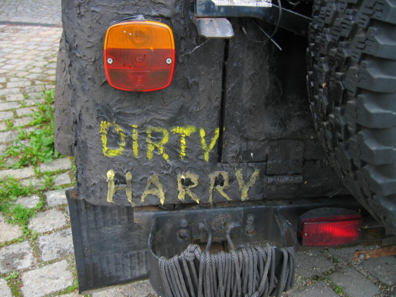 Was sollen wir nur mit diesen ganzen Autos machen?!