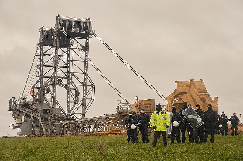 Polizisten vor einem Kohlebagger in Lützerath, 4. Januar 2023