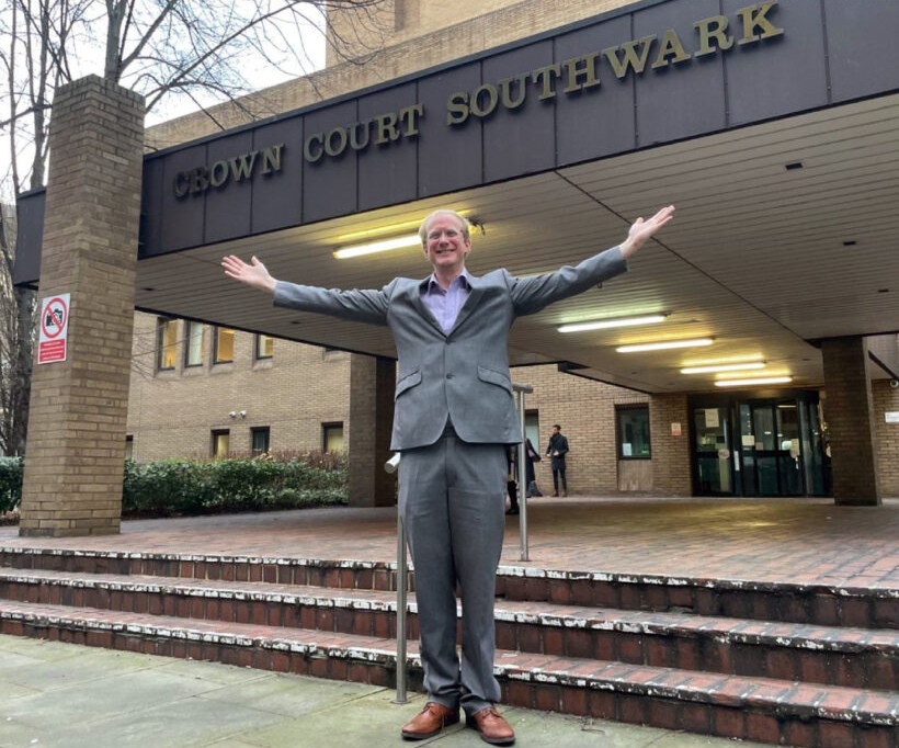 Nach erster Aktion bei Royal Society – Scientist Rebellion Mitbegründer freigesprochen 22.02.23 - Pressenza London (Foto: Twitter / Scientist Rebellion) Die Geschworenen des Strafgerichtshofs erklären die Mitbegründer von Scientist Rebellion, Mike Lynch-White und Dr. Tim Hewlett der Sachbeschädigung im Rahmen ihrer gewaltfreien Protestaktion an der Royal Society in London für nicht schuldig. Die Aktion, bei der Farbe an den Eingang zur Royal Society geschmiert wurde, veranlasste über zweitausend WissenschaftlerInnen aus aller Welt, sich Scientist Rebellion anzuschließen. Die Aktion unterstrich das Leitprinzip von Scientist Rebellion: Die Warnung der WissenschaftlerInnen vor der Klimakrise wird nicht ernstgenommen werden, wenn sie nicht zu Störaktionen bereit sind. “Wenn Du jemandem sagst, dass das Haus in Flammen steht und dann so weiter machst wie bisher, dann darfst Du nicht erwarten, dass Dich die Leute ernst nehmen“ – Mike Lynch-White Beide Wissenschaftler benutzten das “Einverständnis“ zu ihrer Verteidigung. Das bedeutet, wenn die Royal Society das Potential der Wissenschaftler:innen erkannt hätte, politische Veränderungen durch Aktivismus herbeizuführen, wäre sie damit einverstanden gewesen, dass der Schaden an ihrem Gebäude dem Erreichen dieses Zieles diente. In einem zweiten Fall, der vor den gleichen Geschworenen am Southwark Crown Court verhandelt wurde, wurde Dr. Hewlett der Sachbeschädigung für schuldig befunden, nachdem er im April 2022 an einer Protestaktion vor der Shell-Zentrale in London teilgenommen hatte. Der Protest war Teil einer internationalen Aktion mit mehr als tausend teilnehmenden WissenschaftlerInnen. Im Laufe der Verhandlung erhöhte Shell seine Kostenschätzung für den Schaden, der durch Farbe entstanden war, von ursprünglich 5.000 auf 70.000 Pfund. Den Geschworenen waren nur Kosten von mehr als 5.000 Pfund bekannt, nicht aber die tatsächliche Summe. Der einzige vorliegende Beweis war eine Rechnung von 1.300 Pfund für Reinigungsarbeiten. Vor der Strafverkündung werden in diesem Fall noch weitere Nachweise über Kostenansprüche erwartet. In beiden Fällen wurden Menschenrechtsgesetze, wie das „Recht auf Leben“ und die „Notwendigkeit“ vom Richter außer Acht gelassen. Von den 45 Beweisstücken gegen Shell wurden nur zwei zugelassen. Einem Sachverständigen wurde es verwehrt, über die Menschenrechtsverletzungen von Shell zu sprechen sowie über deren Versagen, rechtsverbindliche Ziele aus dem Pariser Klimaabkommen zu erreichen. Ohne Begründung nicht zugelassen wurden außerdem drei weitere Augenzeugen. “In den Gerichten Großbritanniens wird der Austausch von Argumenten erheblich eingeschränkt, um Schuldsprüche wahrscheinlicher zu machen. Der Sieg gegen die Royal Society rechtfertigt die Argumente von Scientist Rebellion: WissenschaftlerInnen können und müssen wirkliche Veränderungen durch zivilen Widerstand erreichen.“ – Dr Tim Hewlett Mike Lynch-White ist seit dem 10. Februar in Untersuchungshaft und bleibt es weiter, bis im März weitere Prozesse stattfinden werden. Scientist Rebellion ist eine Klimabewegung mit mehr als tausend Mitgliedern in 32 Ländern. Zu uns gehören Studierende der Wissenschaft ebenso wie Professoren aus einer Vielzahl wissenschaftlicher Bereiche. Wir alle glauben, dass WissenschaftlerInnen direkte, gewaltfreie Aktionen durchführen müssen, um Glaubwürdigkeit zu erlangen. Während unserer Aktionen des zivilen Widerstands identifizieren wir uns durch das Tragen von Laborkitteln. Der Climate Emergency Fund unterstützt Scientist Rebellion bei der Anwerbung, dem Training, dem Aufbau von Kapazitäten und der Bildungsarbeit.