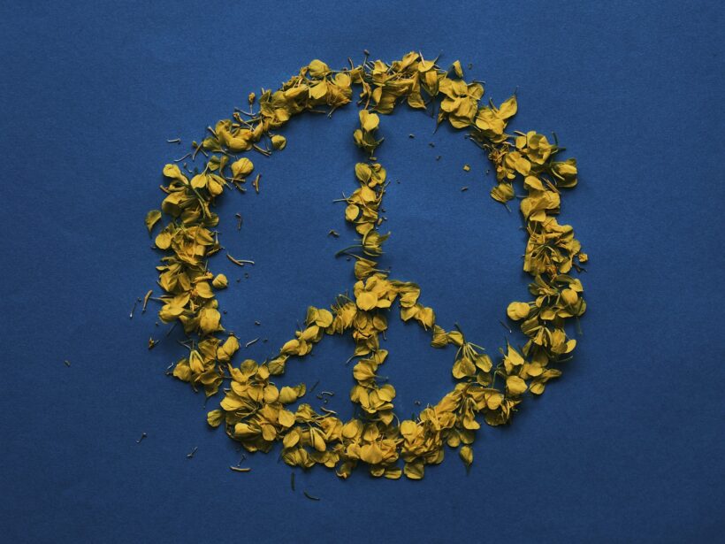 Friedenszeichen in den Farben der Ukraine