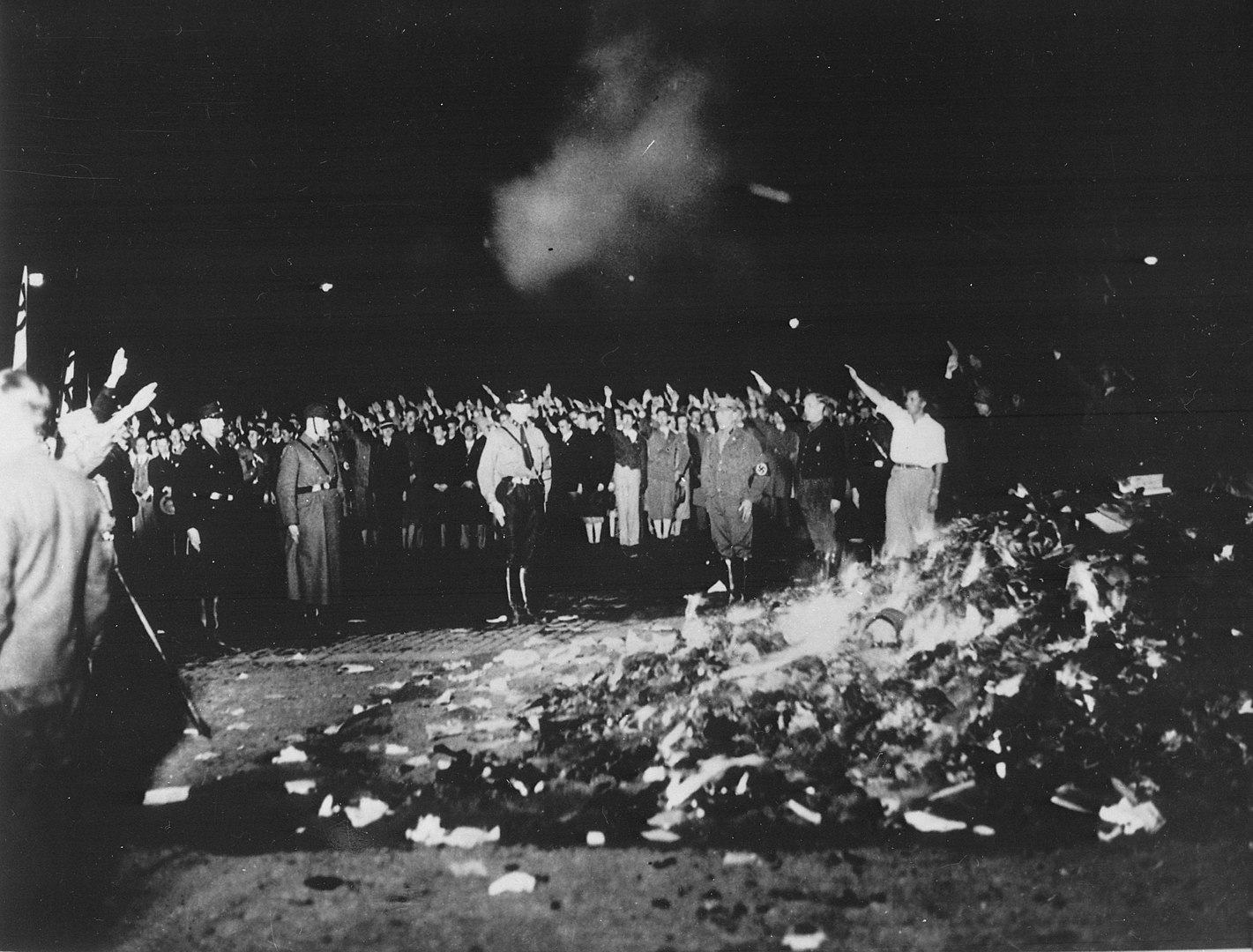 Zum 90. Jahrestag der Nazi-Bücherverbrennung - der Tag, an dem die Bücher brannten