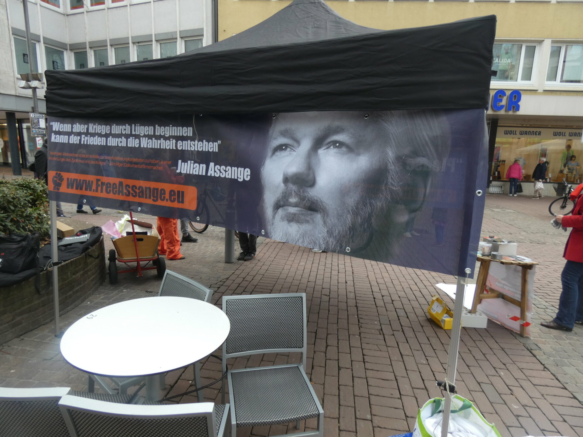 Free Assange: don't imprison the messenger