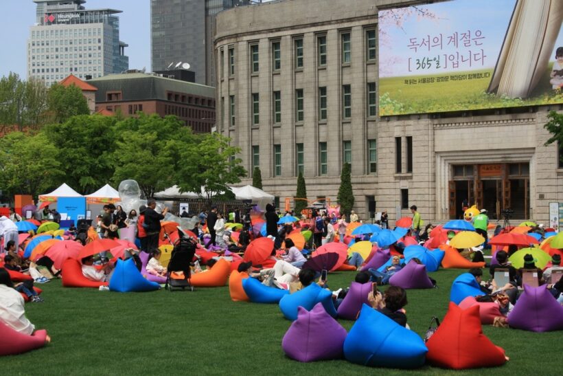 The Seoul City Government provides free beanbags, umbrellas, chairs, and mattresses!