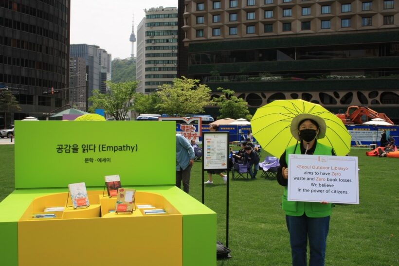 This year the theme is Lifestyle. Around the plaza thematic booths stood out with around 5,000 books in total for all ages. Here is the station of Empathy.