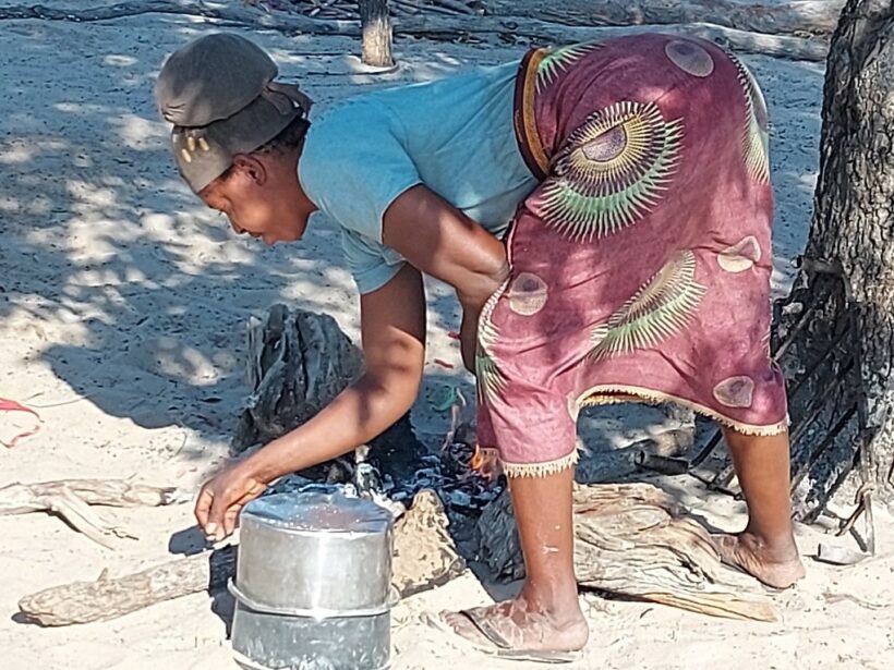 Preparation of food is the responsibility of women and it is done on open fire. Families also spend the evenings discussing issues and telling stories around the fire