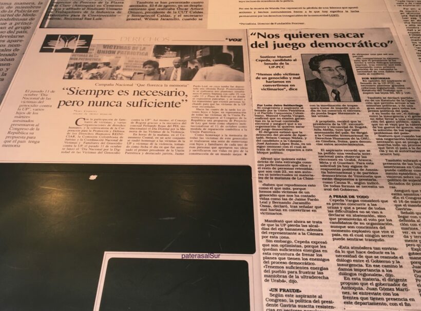 Reproducción de noticias del período abarcado por la exposición. Foto de Iñaki Chaves.