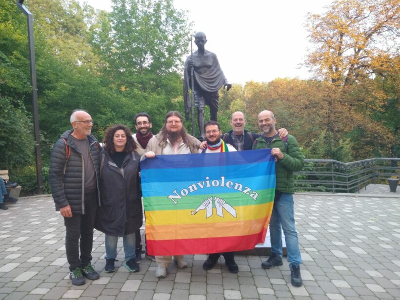 Internationale Solidarität mit dem ukrainischen Pazifisten Jurij Scheljaschenko 13.08.23 - Redazione Italia Die Welle der internationalen Solidarität mit dem ukrainischen Pazifisten Jurij Scheljaschenko, der von den Behörden seines Landes zu Unrecht der Aktivitäten gegen den ukrainischen Staat beschuldigt wird, und von dem Arbeitsmittel und wichtige Dokumente beschlagnahmt wurden, setzt sich fort. Eine Solidarität, von Anfang an getragen von italienischen gewaltfreien Pazifist*innen, die seinen Fall Schritt für Schritt verfolgt haben und diesen weiter verfolgen. Schon bevor seine Verfolgung begonnen hatte, schlug das International Peace Bureau (IPB) seine Organisation und andere Organisationen der Kriegsdienstverweigerung aus Gewissensgründen für den Friedensnobelpreis vor. Sofort erhoben sich die Stimmen der italienischen gewaltfreien Pazifist:innen, zu denen sich die Stellungnahmen des internationalen Europäischen Büros für Kriegsdienstverweigerung (EBCO), der Internationale des Kriegswiderstands (WRI), des Internationalen Versöhnungsbundes (IFOR) und der Connection e.V. (Deutschland) gesellten. Heute erhalten wir Nachricht von einem Brief mit Hannes Jung als Erstunterzeichner, dem Koordinator des Forums "Wissenschaftler für den Frieden", dem auch Yurii angehört (ein Brief, der sofort von etwa zwanzig Wissenschaftlern aus verschiedenen europäischen Städten unterzeichnet wurde, darunter Giurgio Parisi, Nobelpreisträger für Physik), in dem das Engagement des ukrainischen Pazifisten für die Antikriegsaktionen des Forums unterstützt wird. Hierzu gehörte seine jüngste Petition an die G20, in der er seine Unschuld bekräftigte und die ukrainischen Behörden davor warnte, pazifistische Einstellungen mit Aktivitäten gegen den ukrainischen Staat zu verwechseln. Pressenza nahm auch die Erklärung von Rafael de la Rubia auf, dem Koordinator des Weltmarsches für Frieden und Gewaltfreiheit, dessen kurze Stellungnahme wir zitieren: "Die einzige Chance, Frieden in der Ukraine herbeizuführen, ist nur gegeben, wenn beide Seiten auch den Willen dazu haben. Wenn man immer wieder Kriegsmaterial schickt, will keine der beiden Seiten Frieden schaffen. Eine Niederlage eines der Beteiligten ist ausgeschlossen. Beide Seiten werden abgenutzt. Aber mit General Winter gleich um die Ecke könnte dieser Konflikt chronisch werden, und das ist es, was die Rüstungsfabriken, die damit Geschäfte machen, interessiert. Es ist so, dass Mitglieder des Sicherheitsrates zu den weltweit führenden Waffenherstellern gehören. Sie sind glücklich, wenn es Kriege gibt. Nur die mutige Haltung von Pazifisten, wie dem ukrainischen Kriegsdienstverweigerer Jurij Scheljaschenko unter anderen, wie auch so viele russische Verweigerer, sie sind es, die das Beispiel gegeben haben, um eine Zukunft zu eröffnen... Die Geschichte sagt, dass sie sich endlich an einen Tisch setzen und beide das Ende des Krieges unterschreiben müssen. Je früher sie es tun, desto weniger Tote wird es geben. Die Pazifisten kämpfen dafür, dass dies so schnell wie möglich geschieht." Aus Chile kommt die Unterstützung von Tomás Hirsch, einem Parlamentsabgeordneten der Accion Humanista: "Die Humanisten haben immer den Menschen in den Mittelpunkt gestellt. Deshalb betrachten wir aktive Gewaltfreiheit als die einzige Methode des Handelns, um unsere Gesellschaft zu verändern, und deshalb fühlen wir uns den Pazifisten der Welt so nahe, die sich für den Frieden, das Ende der Kriege und die Zusammenarbeit zwischen Ländern und Völkern einsetzen. Heute bringe ich als Mitglied des chilenischen Kongresses meine Unterstützung, meinen Rückhalt und meine Solidarität mit Yurii Sheliazhenko, dem Sekretär der Ukrainian Pacifist Movement, zum Ausdruck, der von den ukrainischen Behörden verfolgt und zu Unrecht beschuldigt wird, die russische Invasion zu rechtfertigen. Jurij verkündete genau das Gegenteil: die Ablehnung der russischen Aggression und Invasion und die Ablehnung des Krieges als Lösung für jeglichen Konflikt. Wir verurteilen die Verfolgung, die er von den ukrainischen Behörden erlitten hat, und fordern, dass sein Recht, seine Opposition gegen den Krieg zu bekunden, seine Kriegsdienstverweigerung gegen die Mitarbeit am Tod junger Menschen aus irgendeinem Gebiet oder Land respektiert wird". Schließlich erklärte Gerardo Femina vom internationalen humanistischen Netzwerk Europe for Peace aus Prag: "Seit unserer Gründung haben wir anlässlich der Kampagne gegen Euroraketen in der Tschechischen Republik verstanden, dass gewaltfreie pazifistische Schlachten mit internationaler Solidarität gewonnen werden. Deshalb unterstützen wir Yuriis gewaltfreie Aktion, seine Kriegsdienstverweigerung, und wir protestieren gegen die ungerechte Verfolgung und Kriminalisierung, der er ausgesetzt ist." Pressenza hat auf internationaler Ebene um weitere Stellungnahmen nachgesucht, über die wir sicherlich in den nächsten Tagen berichten werden. Kategorien: International, Gewaltfreiheit, Frieden und AbrüstungTags: Kriegsdienstverweigerer , Tomas Hirsch, Tomás Hirsch, Ukraine , Yurii Sheliazhenko Redazione Italia Neuigkeiten aus dem Pressenza Bureau in Italien