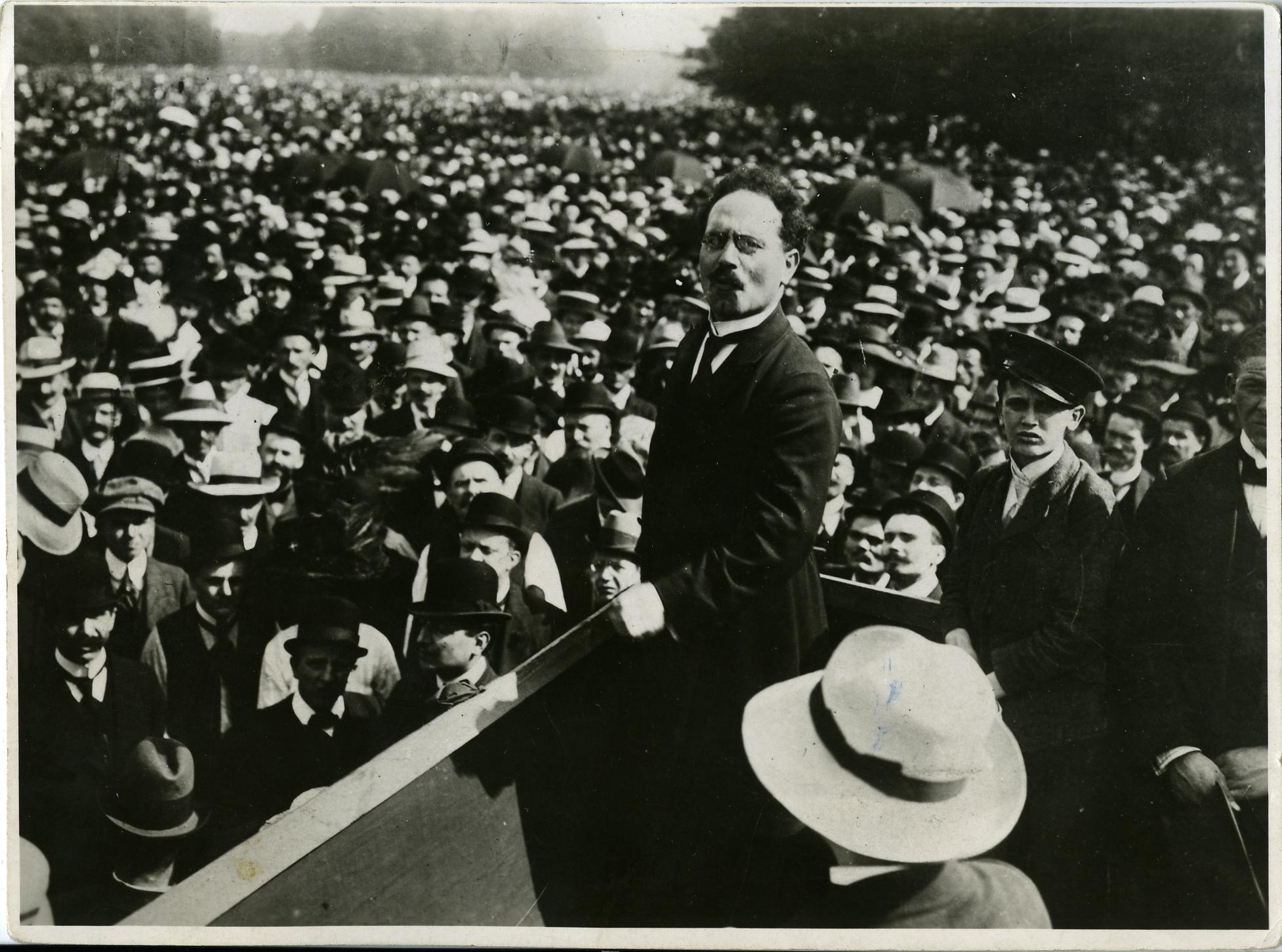 Die Kriegsfrage: nationalistisch oder internationalistisch betrachtet