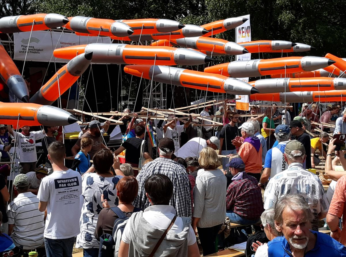 Verfassungsbeschwerden gegen Atomwaffen: goldene "Justitia" lässt sich in Karlsruhe nicht aus der Ruhe bringen