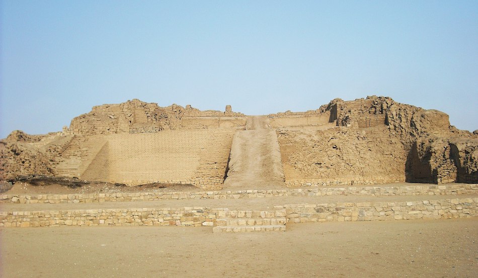 Descubren en Perú 8 momias y objetos relativos a la época preincaica