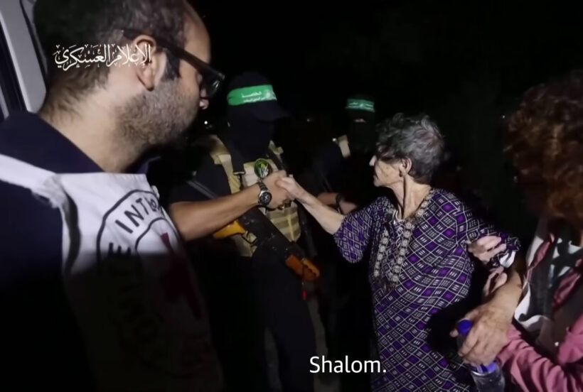 Yosheved Livshitz gibt bei der Freilassung den Geiselnehmern die Hand und verabschiedet sich mit «Schalom»